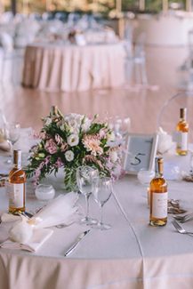 Στολισμός τραπεζιών δεξίωσης με λουλούδια σε παστέλ αποχρώσεις Στολισμός τραπεζιών δεξίωσης με λουλούδια σε παστέλ αποχρώσεις