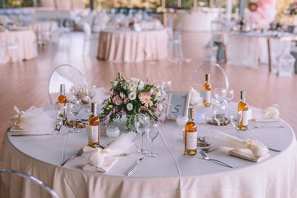 Στολισμός τραπεζιών δεξίωσης με λουλούδια σε παστέλ αποχρώσεις