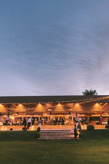 Ρομαντικός φωτισμός για δεξίωση γάμου σε εξωτερικό χώρο Ρομαντικός φωτισμός για δεξίωση γάμου σε εξωτερικό χώρο