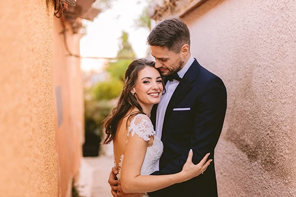 Ρομαντικός φθινοπωρινός γάμος στην Αθήνα σε λευκές – κοραλί αποχρώσεις │ Μαρία & Λάμπρος