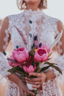 Ρομαντική νυφική ανθοδέσμη με παιώνιες