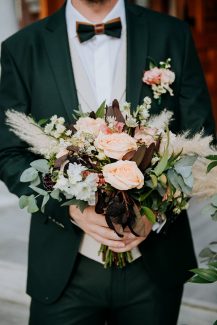 Aσσύμετρη νυφική ανθοδέσμη σε γήινους τόνους