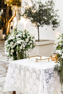 Ρομαντικός στολισμός λαμπάδας με λυσίανθο και τριαντάφυλλα