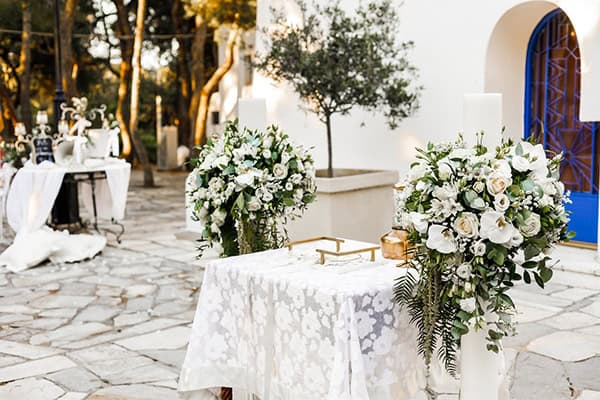 Ρομαντικός στολισμός λαμπάδας με λυσίανθο και τριαντάφυλλα