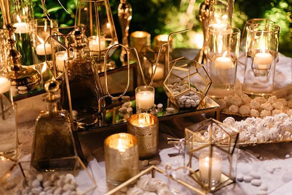 Elegant dessert table γάμου με χρυσά διακοσμητικά