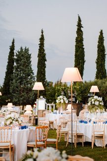 Ρομαντικός στολισμός με χαμηλό φωτισμό για δεξίωση γάμου Ρομαντικός στολισμός με χαμηλό φωτισμό για δεξίωση γάμου