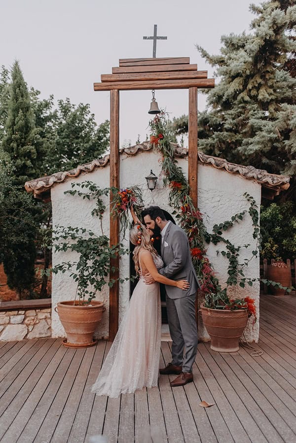 stunning-summer-wedding-athens-vivid-coral-hues_02