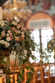 Ρομαντικός στολισμός λαμπάδας γάμου με mini roses και πρασινάδα