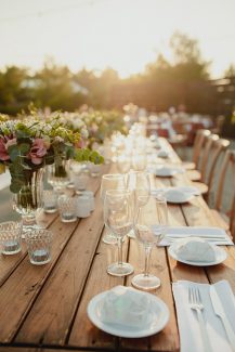 Ρομαντικός στολισμός ξύλινων τραπεζιών δεξίωσης με λουλούδια Ρομαντικός στολισμός ξύλινων τραπεζιών δεξίωσης με λουλούδια