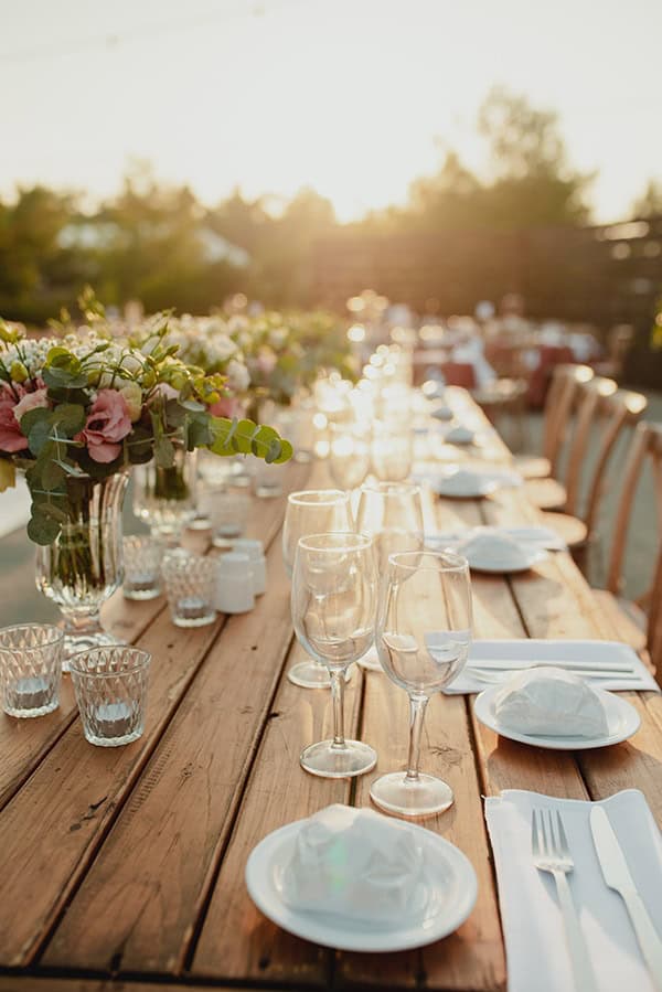 Ρομαντικός στολισμός ξύλινων τραπεζιών δεξίωσης με λουλούδια