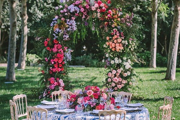 Αψίδες λουλουδιών δεξίωσης γάμου