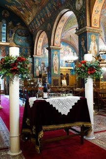 Στολισμός λαμπάδας με κόκκινα λουλούδια