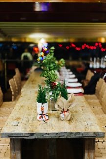 Στολισμός τραπεζιών δεξίωσης με γλαστράκια από έλατα