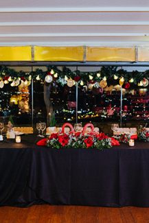 Γιορτινός στολισμός για το γαμήλιο τραπέζι χειμωνιάτικου γάμου