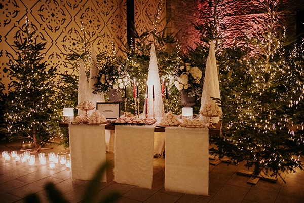 Εντυπωσιακός στολισμός dessert table για χειμωνιάτικο γάμο