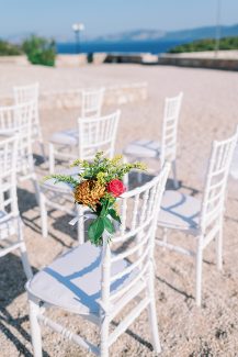 Ρομαντικός στολισμός καρέκλας για τελετή γάμου