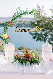 Στολισμός lemonade bar με κυκλική αψίδα και λουλούδια