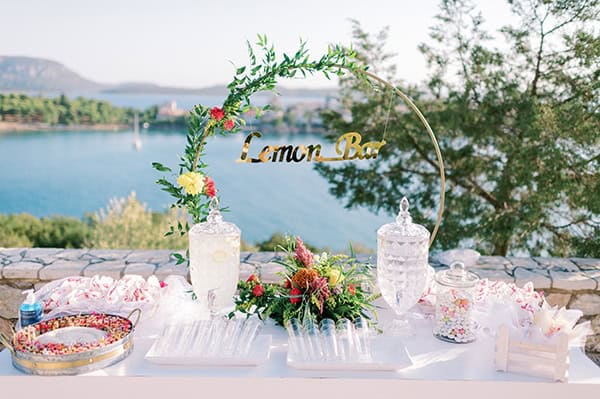 Στολισμός lemonade bar με κυκλική αψίδα και λουλούδια Στολισμός lemonade bar με κυκλική αψίδα και λουλούδια