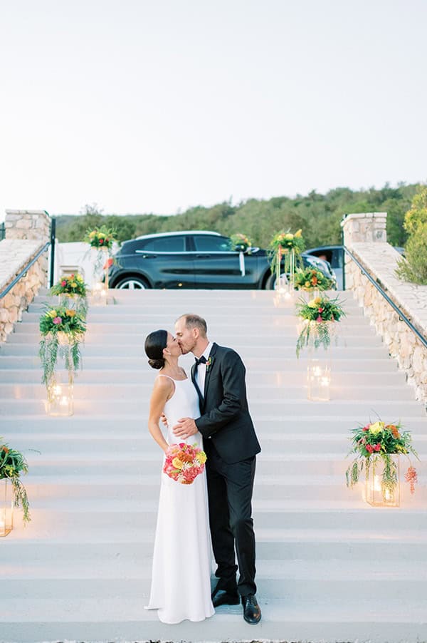 Ρομαντικός στολισμός εισόδου δεξίωσης με κεριά και λουλούδια