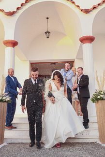 Ρουστίκ στολισμός εισόδου εκκλησίας με bohemian διάθεση