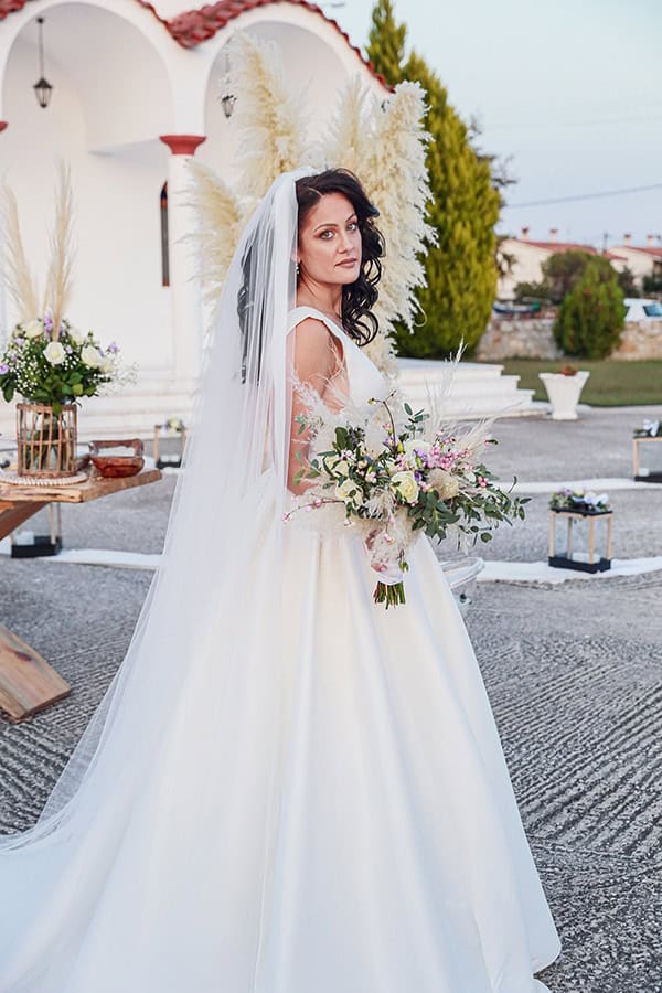 Ασσύμετρη νυφική ανθοδέσμη με bohemian διάθεση