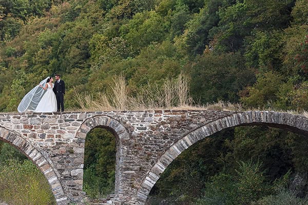 bohemian-fall-wedding-xanthi-white-purple-hues_29