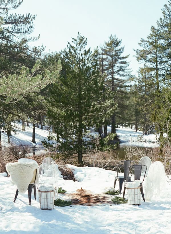 dreamy-winter-styled-shoot-snow-cozy-details_12