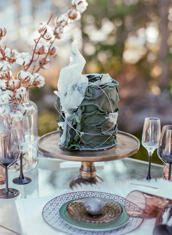 dreamy-winter-styled-shoot-snow-cozy-details_16