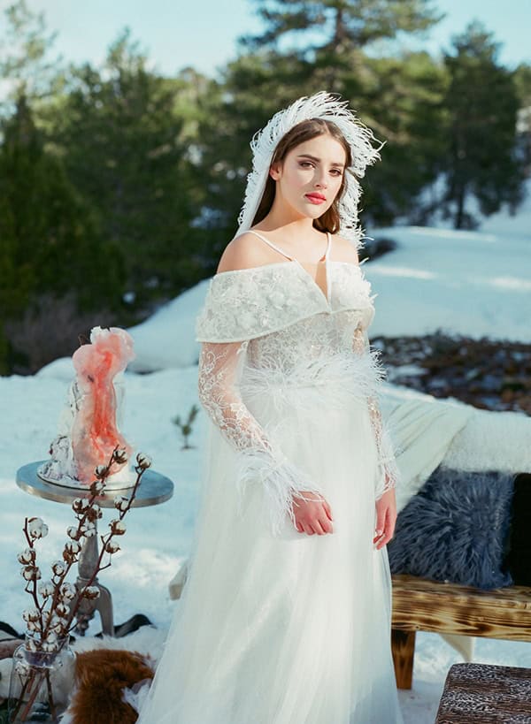 dreamy-winter-styled-shoot-snow-cozy-details_23x