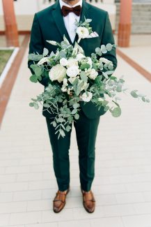 Υπέροχη νυφική ανθοδέσμη από ευκάλυπτο και λευκά άνθη