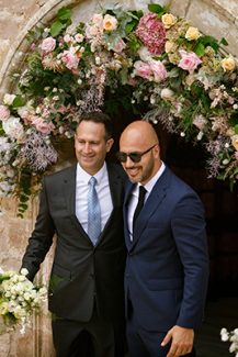 Πανέμορφη γιρλάντα λουλουδιών σε είσοδο εκκλησίας με ροζ, κίτρινους και λευκούς χρωματισμούς