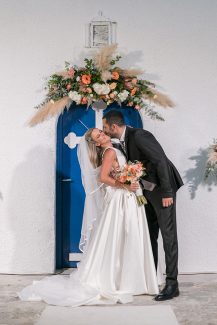 Στολισμός εισόδου εκκλησίας με γιρλάντα λουλουδιών