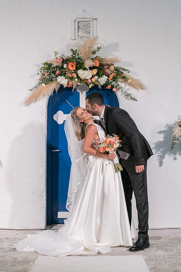 Στολισμός εισόδου εκκλησίας με γιρλάντα λουλουδιών