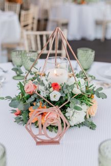 Μοντέρνος στολισμός τραπεζιών δεξίωσης με λευκές και coral αποχρώσεις