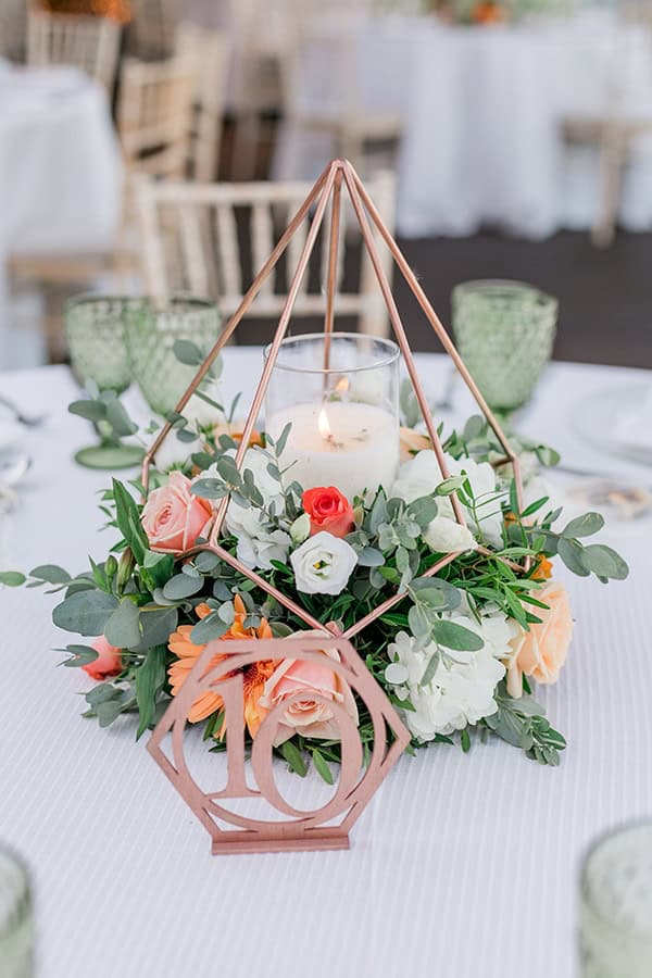 Μοντέρνος στολισμός τραπεζιών δεξίωσης με λευκές και coral αποχρώσεις