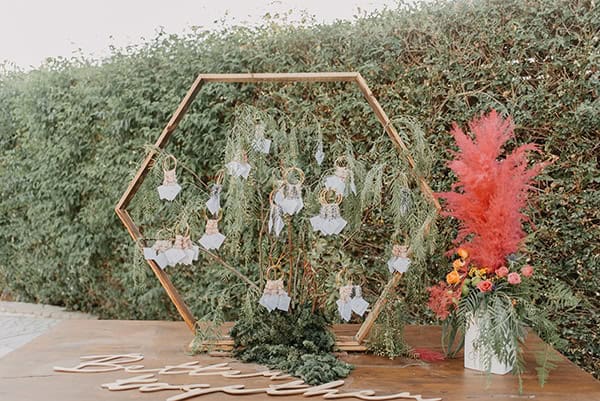 Πρωτότυπο Πλάνο Καλεσμένων σε χρυσό γεωμετρικό frame.