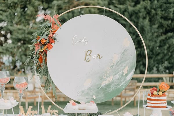 Elegant στολισμός dessert table για δεξίωση γάμου εξωτερικού χώρου