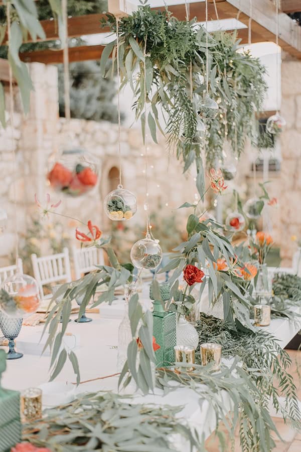 Υπέροχος στολισμός τραπεζιών δεξίωσης με ευκάλυπτο και άνθη σε γυάλινα βαζάκια