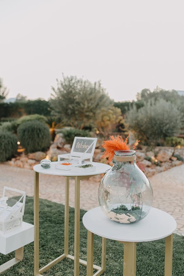 Πρωτότυπη ιδέα για τραπέζι ευχών σε χρυσές ψηλές βάσεις