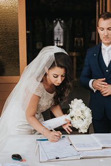 Ρομαντικός στολισμός λαμπάδας γάμου σε λευκούς τόνους