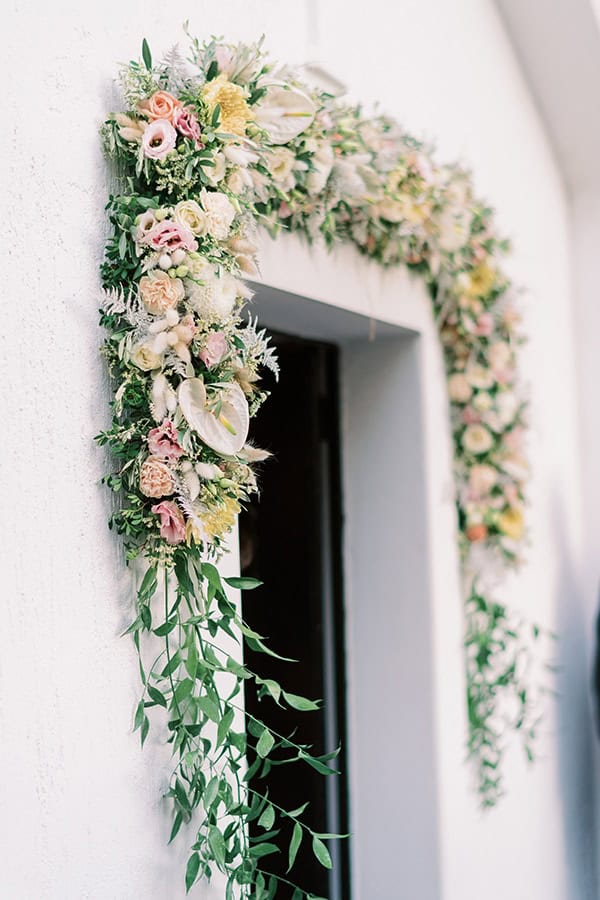 Υπέροχος στολισμός εισόδου εκκλησίας με πλούσια γιρλάντα λουλουδιών