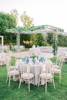 Εντυπωσιακός στολισμός δεξίωσης γάμου με dusty blue tableware Εντυπωσιακός στολισμός δεξίωσης γάμου με dusty blue tableware