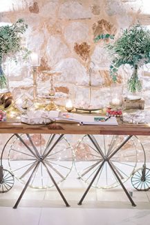 Ξεχωριστός στολισμός dessert table σε ξύλινη βάση με χρυσές και μπεζ αποχρώσεις