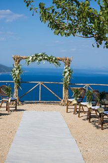 Εντυπωσιακή αψίδα σε σχήμα Π από θαλασσόξυλα