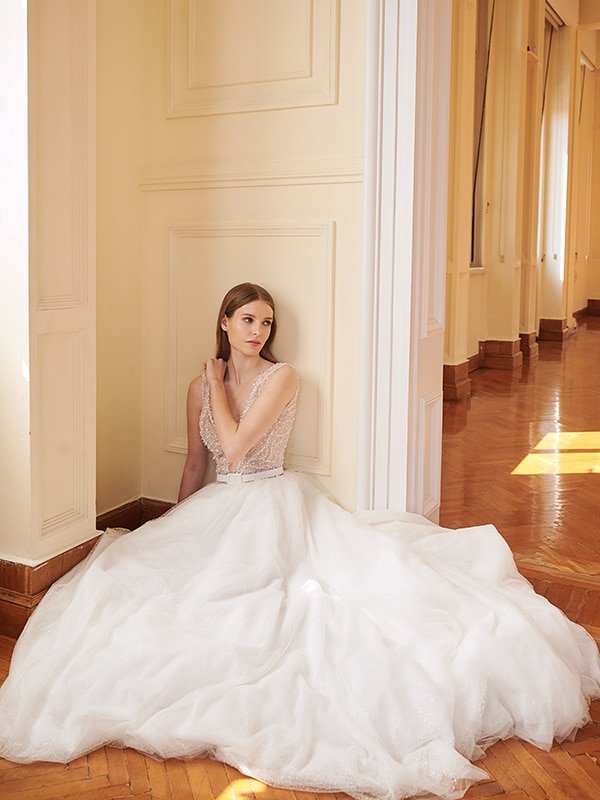 flowy-wedding-dresses-romantic-bridal-look-bridal-fall-collection-2021_02x