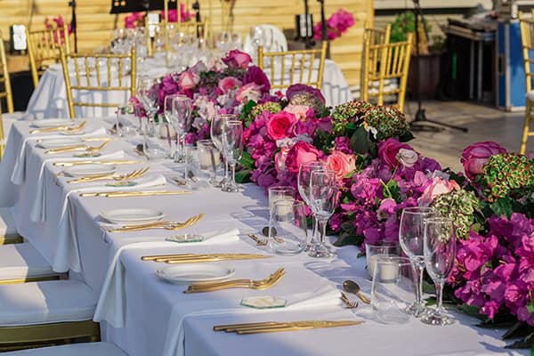 Elegant στολισμός γαμήλιου τραπεζιού με έντονες φούξια αποχρώσεις