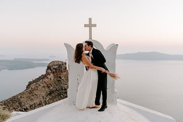 utterly-romantic-elopement-santorini-island-montern-details_04x