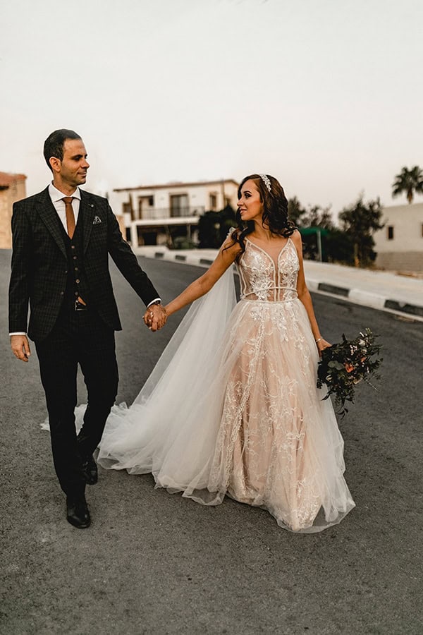 autumn-wedding-larnaca-white-coral-colors_04x