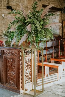 Bohemian στολισμός εκκλησίας με πρασινάδα και pampas grass