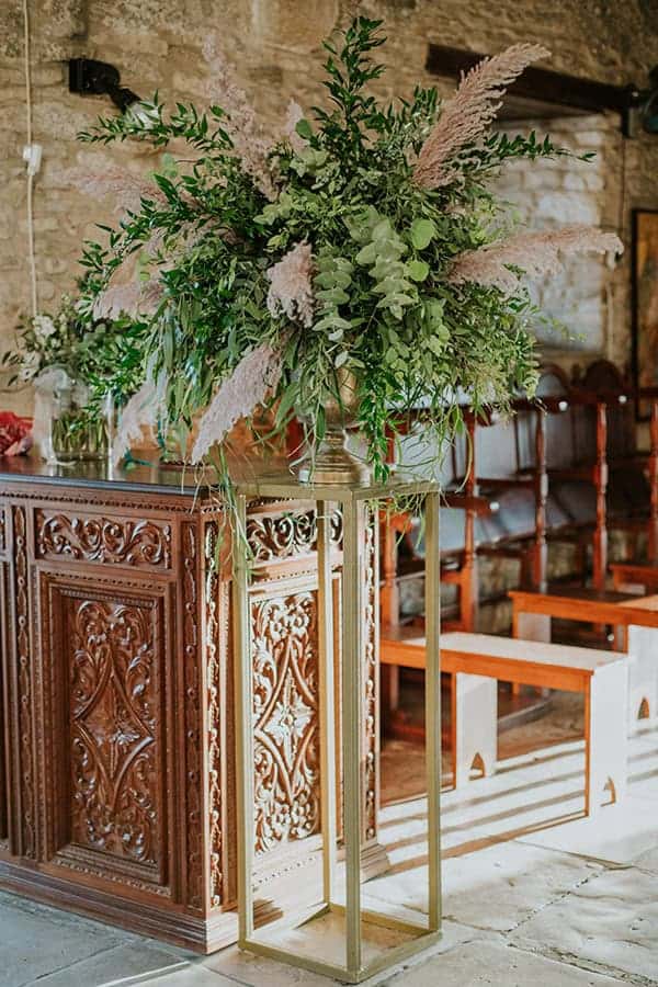 Bohemian στολισμός εκκλησίας με πρασινάδα και pampas grass